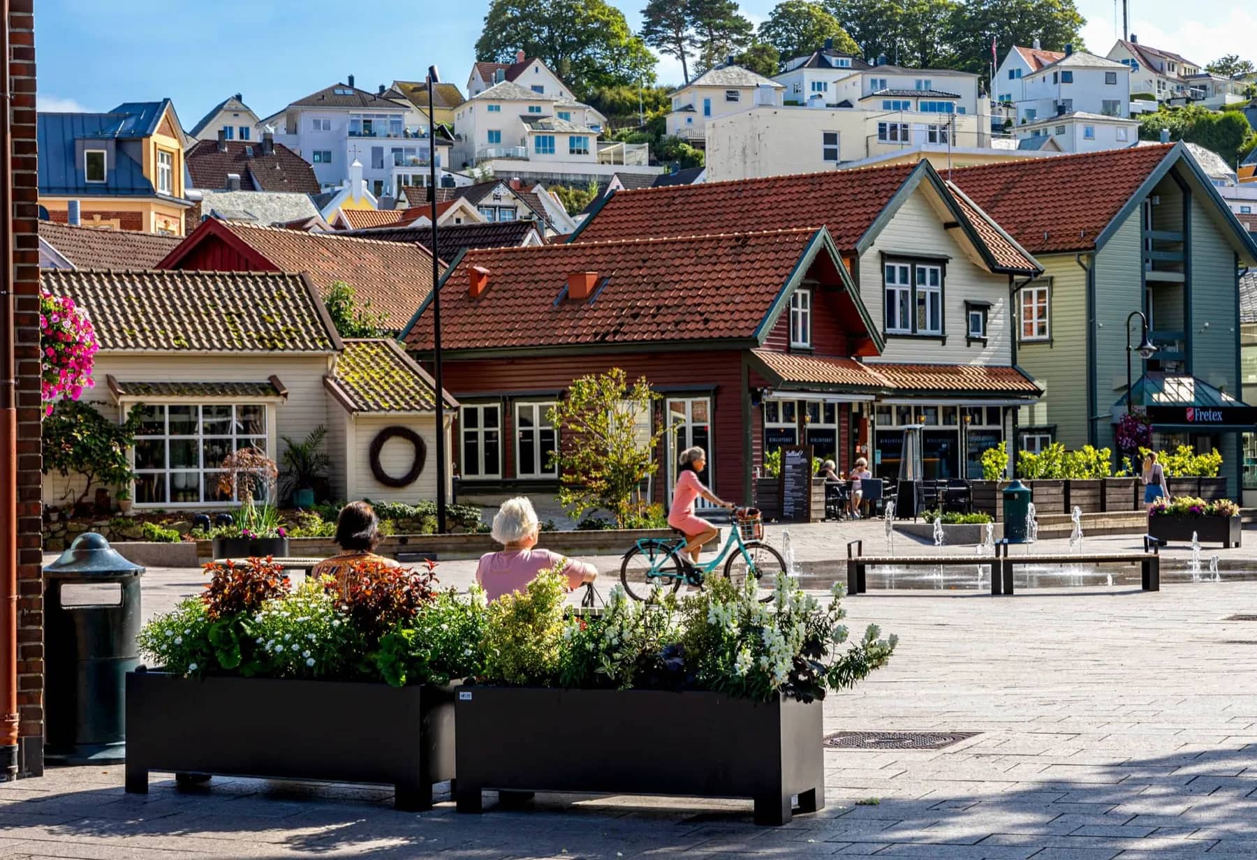 Fargerike trehus, torg og gågate i Egersund sentrum en sommerdag